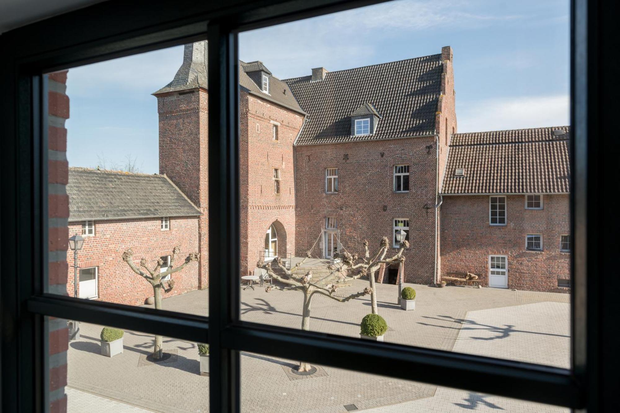 Готель Burg Obbendorf Niederzier Екстер'єр фото