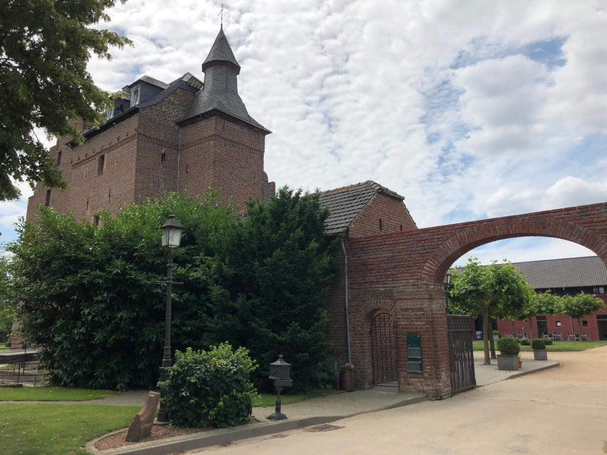 Готель Burg Obbendorf Niederzier Екстер'єр фото